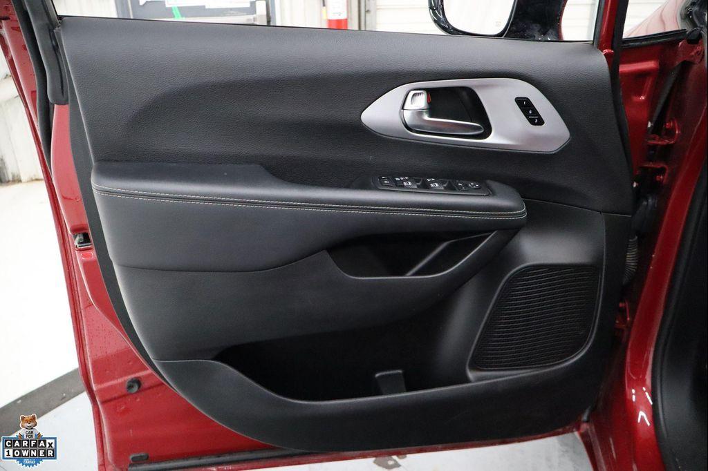 used 2025 Chrysler Pacifica car, priced at $34,495