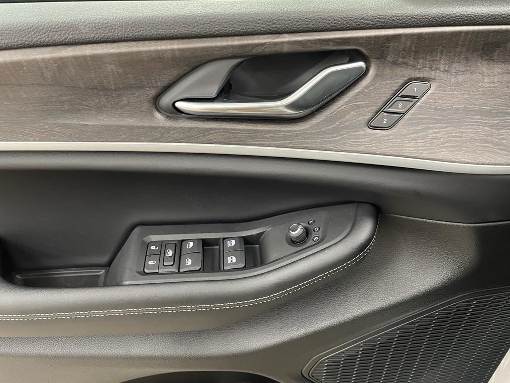 new 2025 Jeep Grand Cherokee car, priced at $49,202