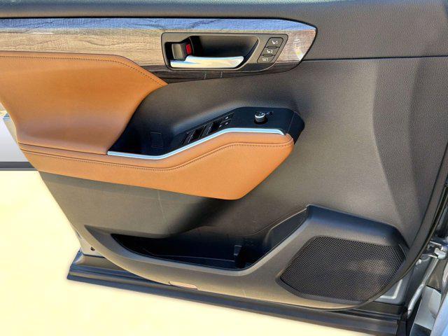 used 2023 Toyota Highlander car, priced at $31,998