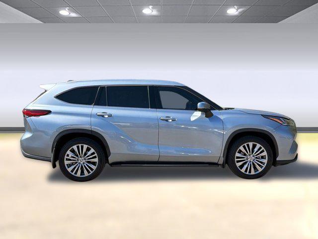 used 2023 Toyota Highlander car, priced at $31,998