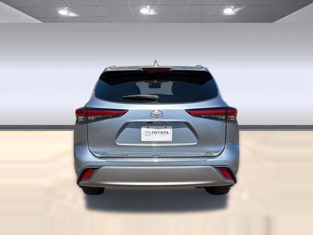 used 2023 Toyota Highlander car, priced at $31,998