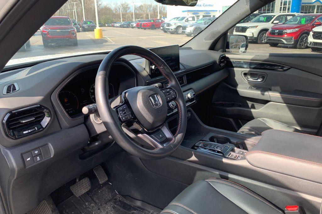 used 2025 Honda Pilot car, priced at $43,377