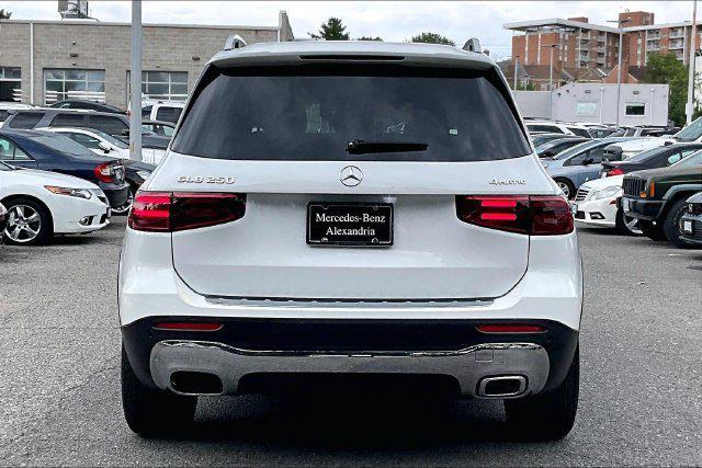 Mercedes-Benz GLB view 3