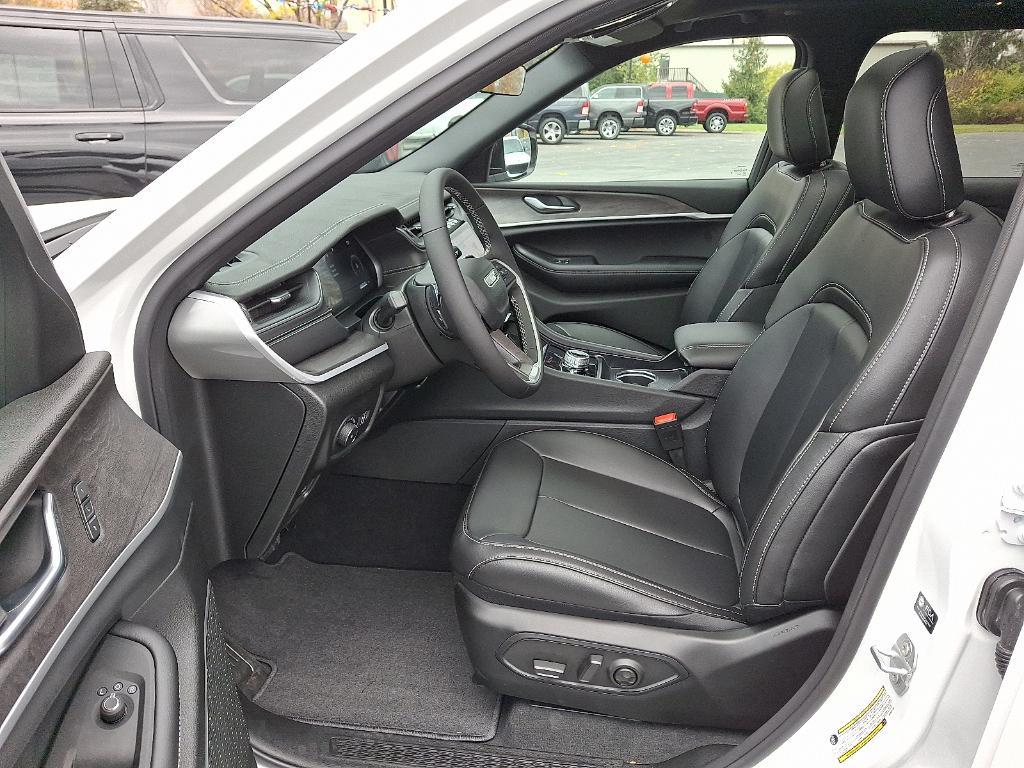 new 2025 Jeep Grand Cherokee car, priced at $53,915