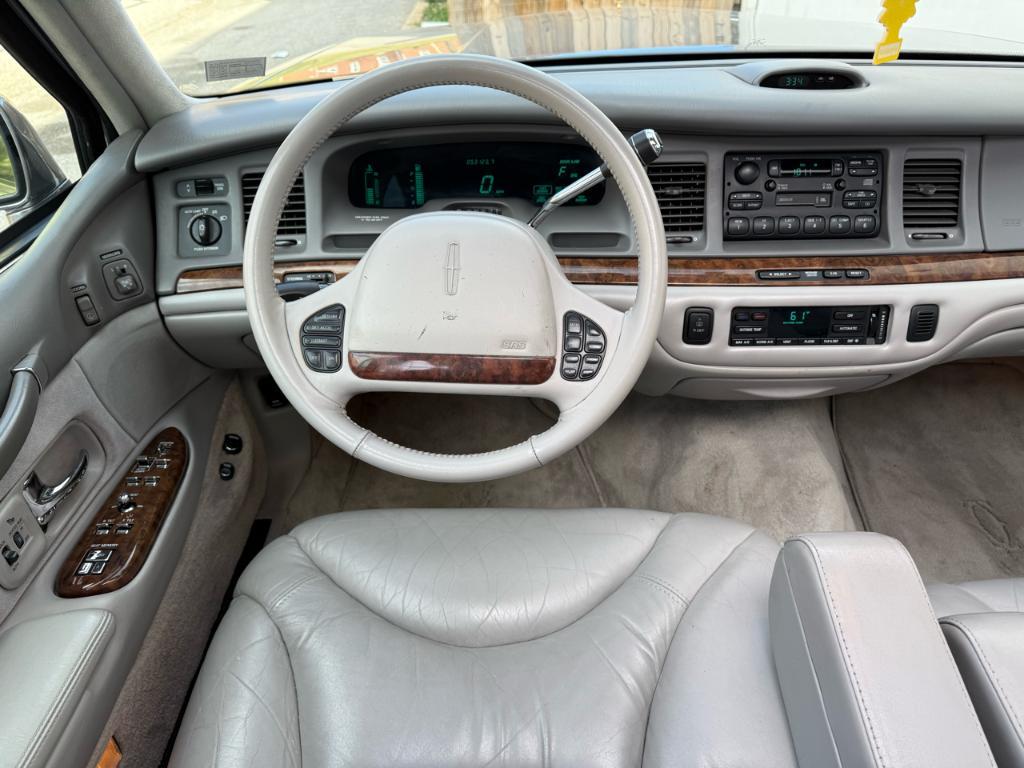 used 1995 Lincoln Town Car car, priced at $16,980