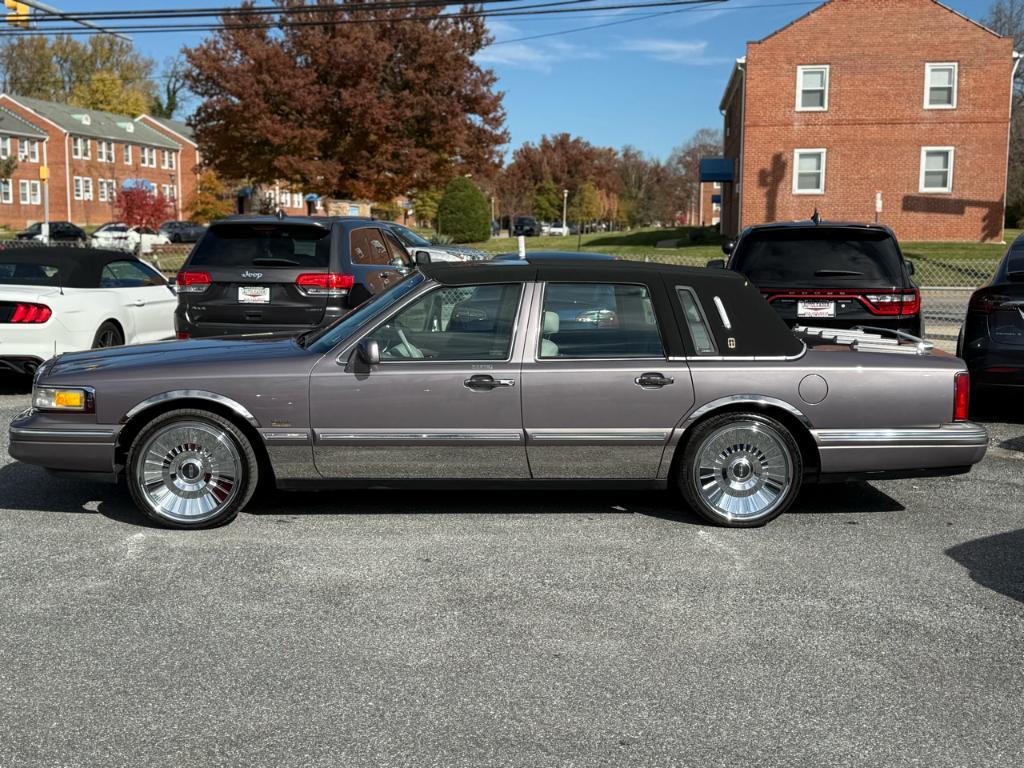 used 1995 Lincoln Town Car car, priced at $16,980