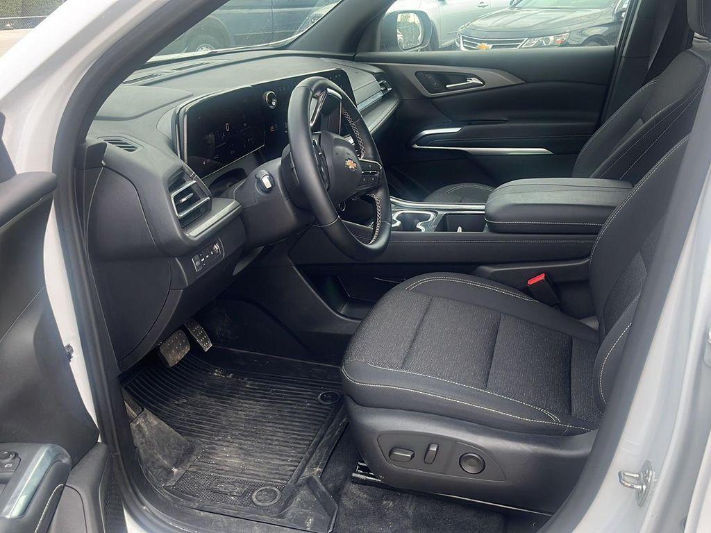 used 2025 Chevrolet Traverse car, priced at $40,500