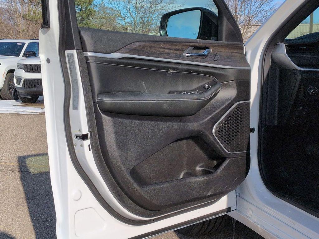 new 2026 Jeep Grand Cherokee car, priced at $44,500