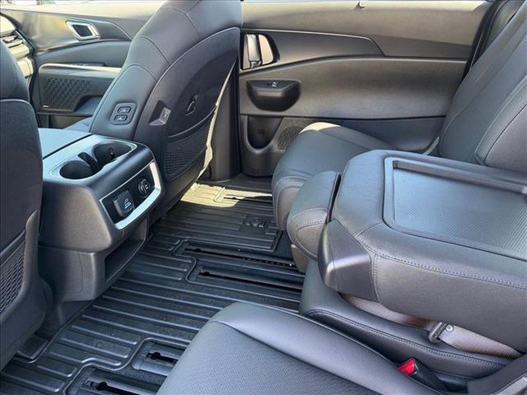 new 2027 Kia Carnival Hybrid car, priced at $54,135
