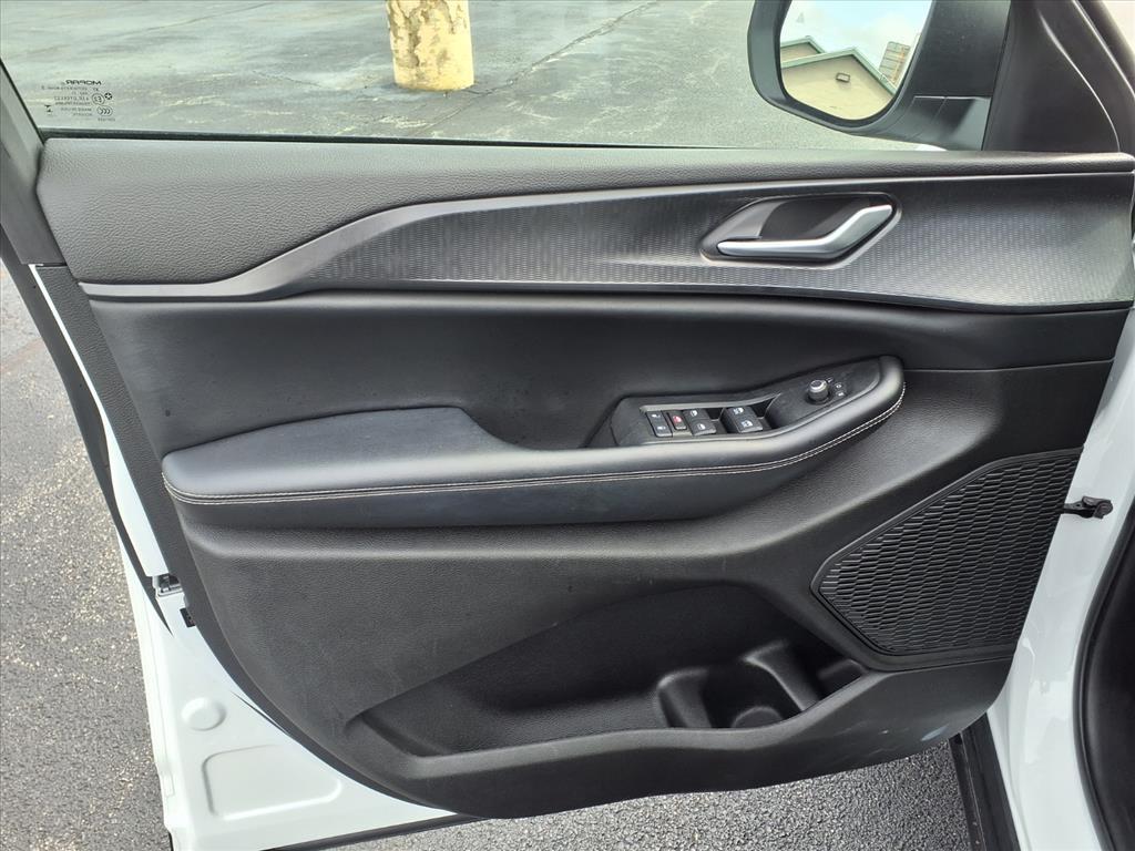 used 2023 Jeep Grand Cherokee car, priced at $27,500