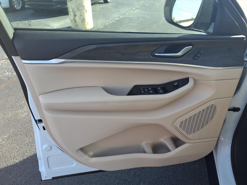 new 2025 Jeep Grand Cherokee car, priced at $48,282