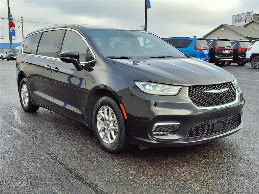 used 2025 Chrysler Pacifica car, priced at $30,540