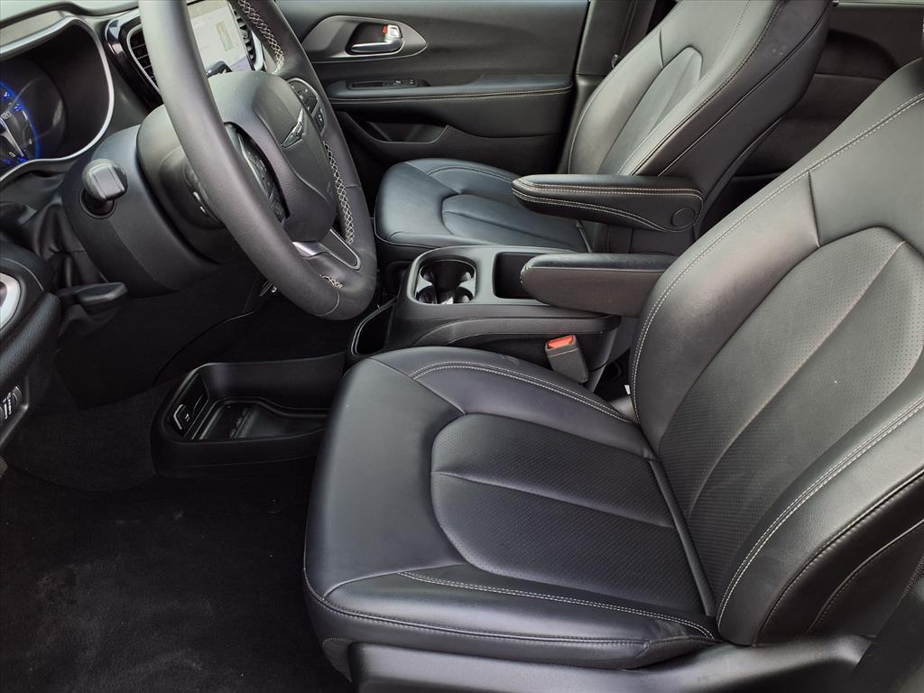 used 2025 Chrysler Pacifica car, priced at $30,540