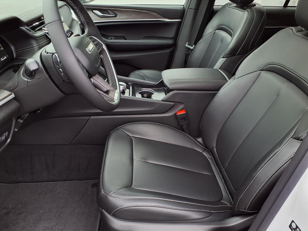 new 2025 Jeep Grand Cherokee car, priced at $50,890