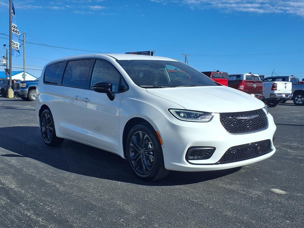 new 2026 Chrysler Pacifica car, priced at $45,924