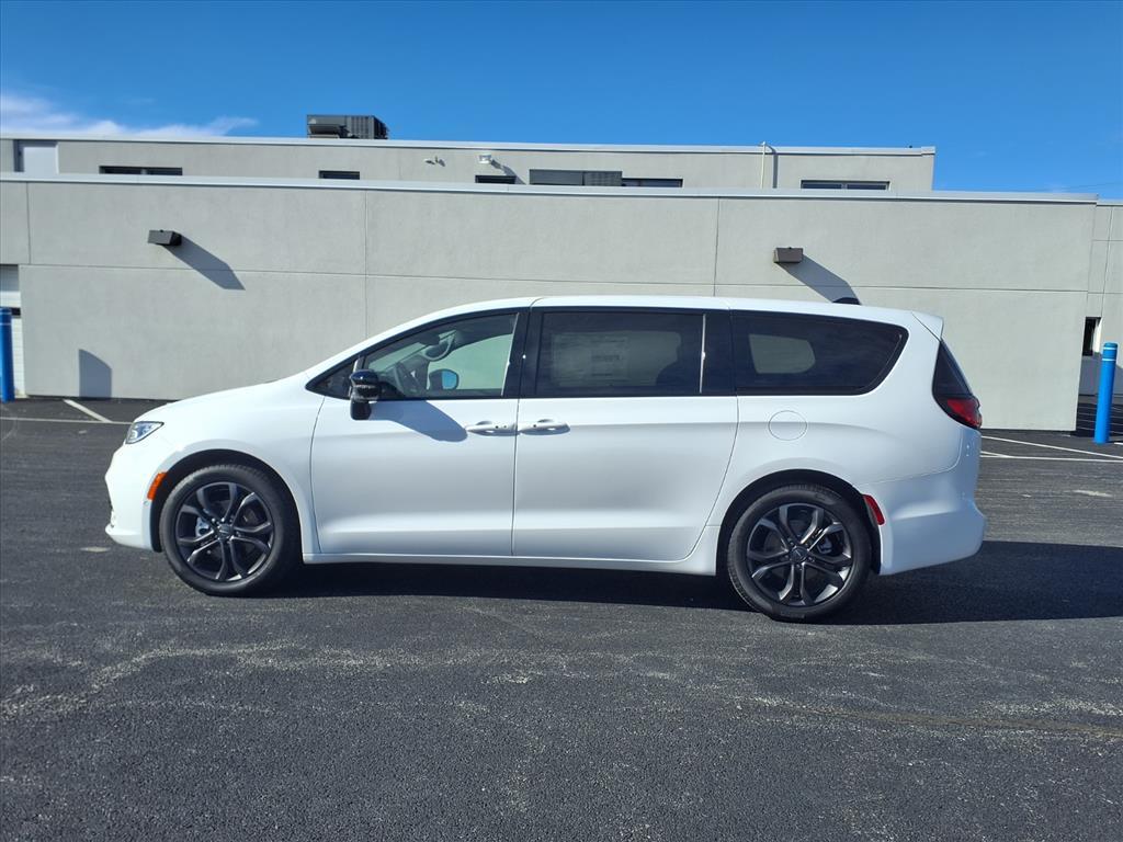 new 2026 Chrysler Pacifica car, priced at $45,924