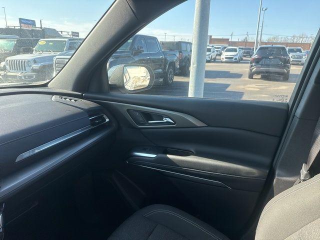 used 2025 Chevrolet Traverse car, priced at $35,900