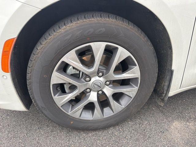 used 2021 Chrysler Pacifica Hybrid car, priced at $23,500