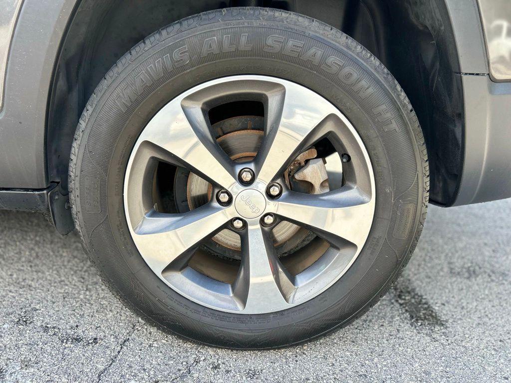 used 2019 Jeep Cherokee car, priced at $17,814
