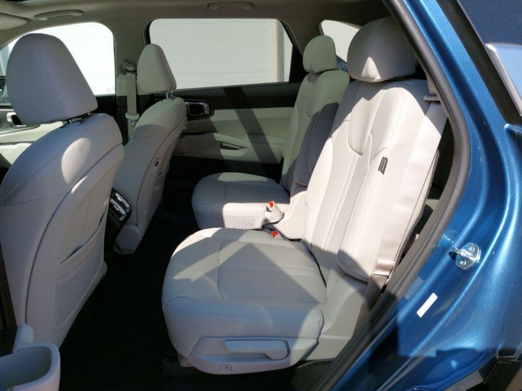 new 2025 Kia Sorento Hybrid car, priced at $42,052