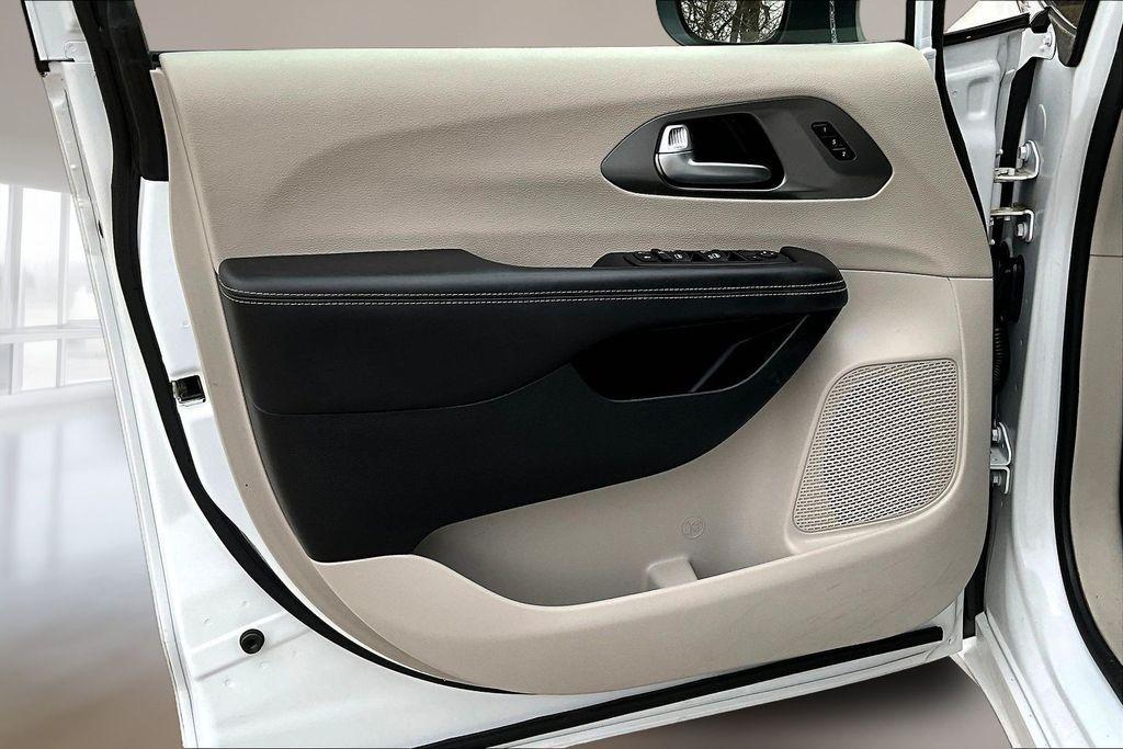 used 2023 Chrysler Pacifica car, priced at $25,141