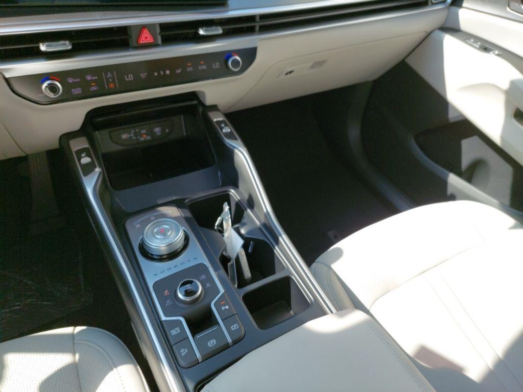 new 2025 Kia Sorento Hybrid car, priced at $42,052