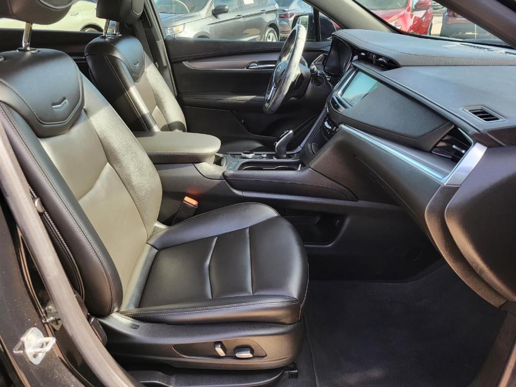 used 2021 Cadillac XT5 car, priced at $25,855