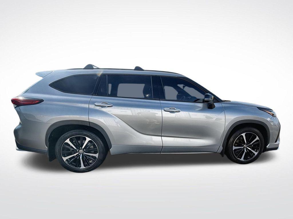 used 2022 Toyota Highlander car, priced at $33,477