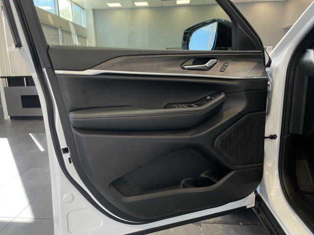 new 2025 Jeep Grand Cherokee car, priced at $47,815