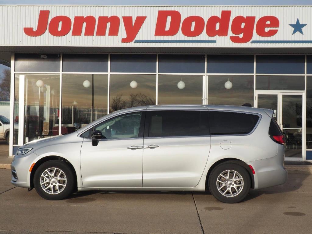 used 2024 Chrysler Pacifica car, priced at $31,500