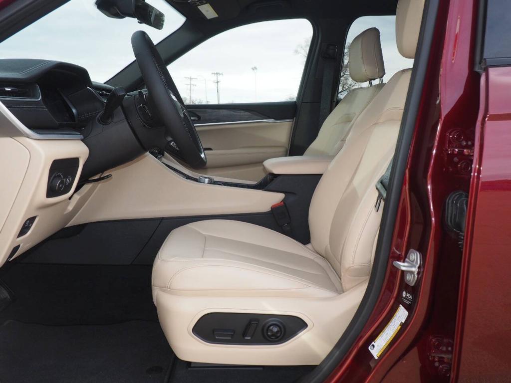 new 2025 Jeep Grand Cherokee car, priced at $45,245