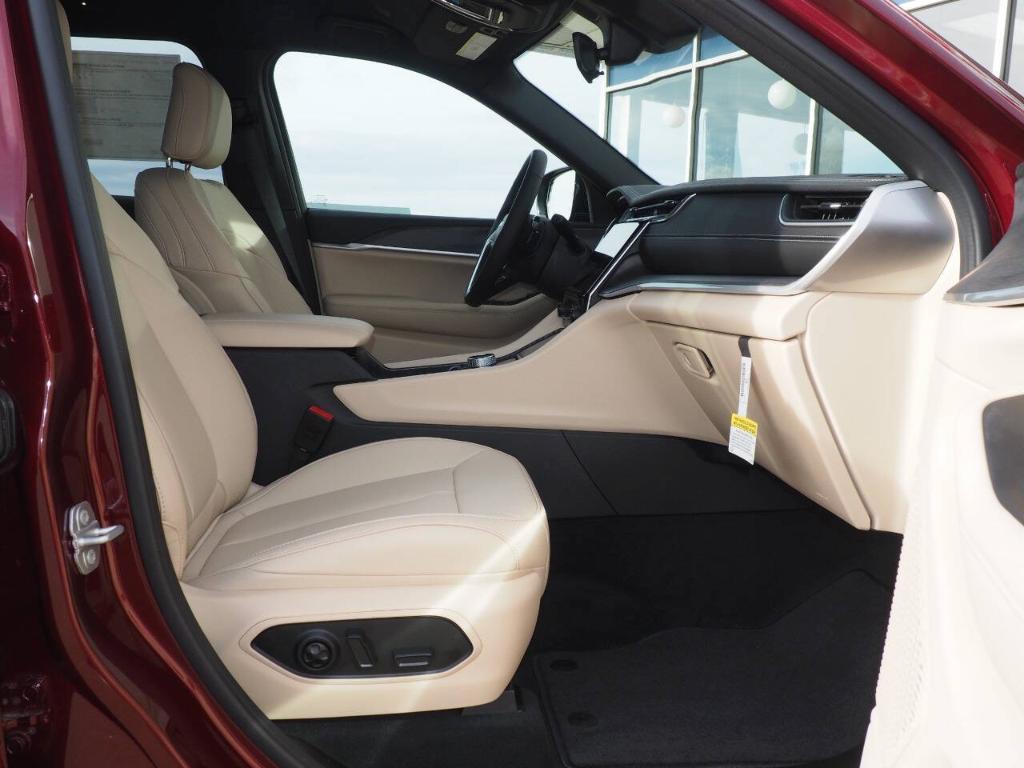 new 2025 Jeep Grand Cherokee car, priced at $45,245