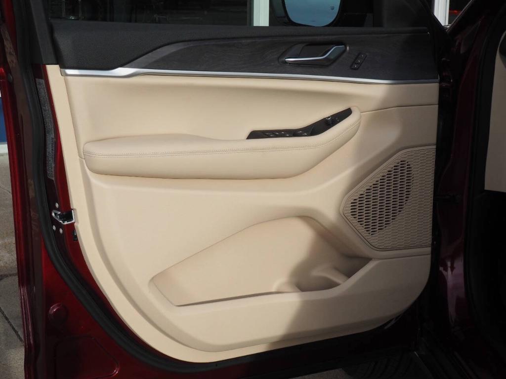 new 2025 Jeep Grand Cherokee car, priced at $45,245