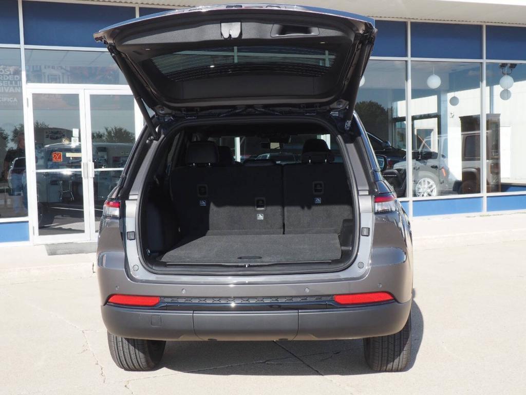 new 2025 Jeep Grand Cherokee car, priced at $43,980