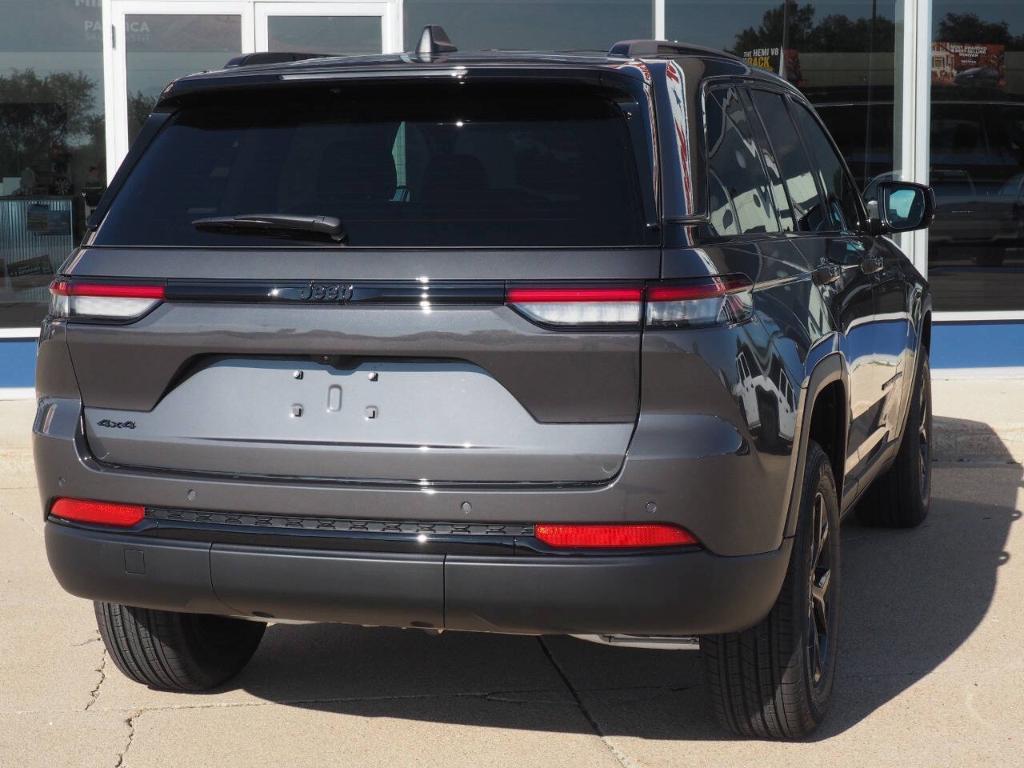 new 2025 Jeep Grand Cherokee car, priced at $43,980