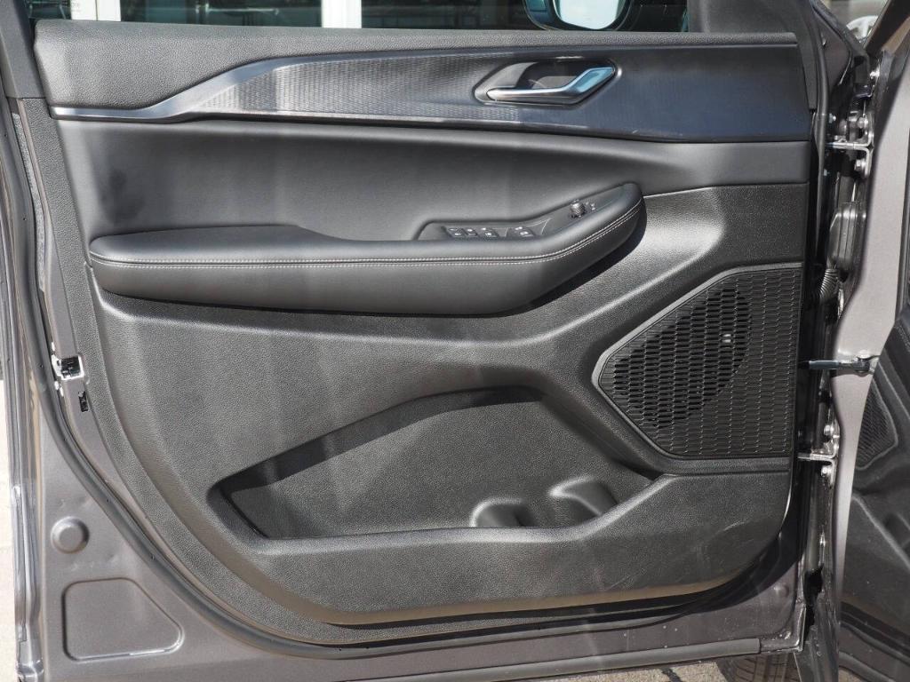 new 2025 Jeep Grand Cherokee car, priced at $43,980