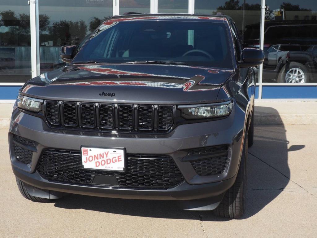 new 2025 Jeep Grand Cherokee car, priced at $43,980