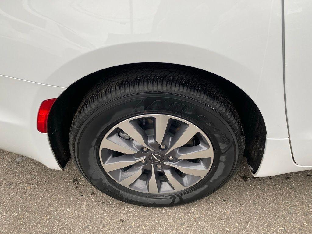 used 2024 Chrysler Pacifica Hybrid car, priced at $29,971