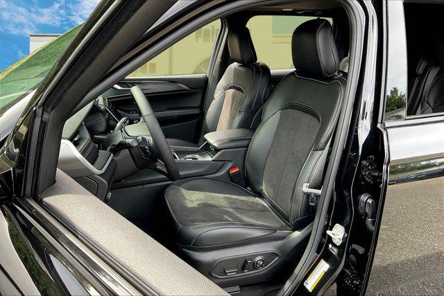 new 2025 Jeep Grand Cherokee car, priced at $44,233