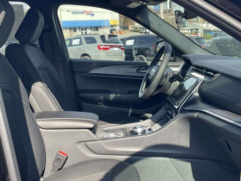 new 2025 Jeep Grand Cherokee car, priced at $34,500