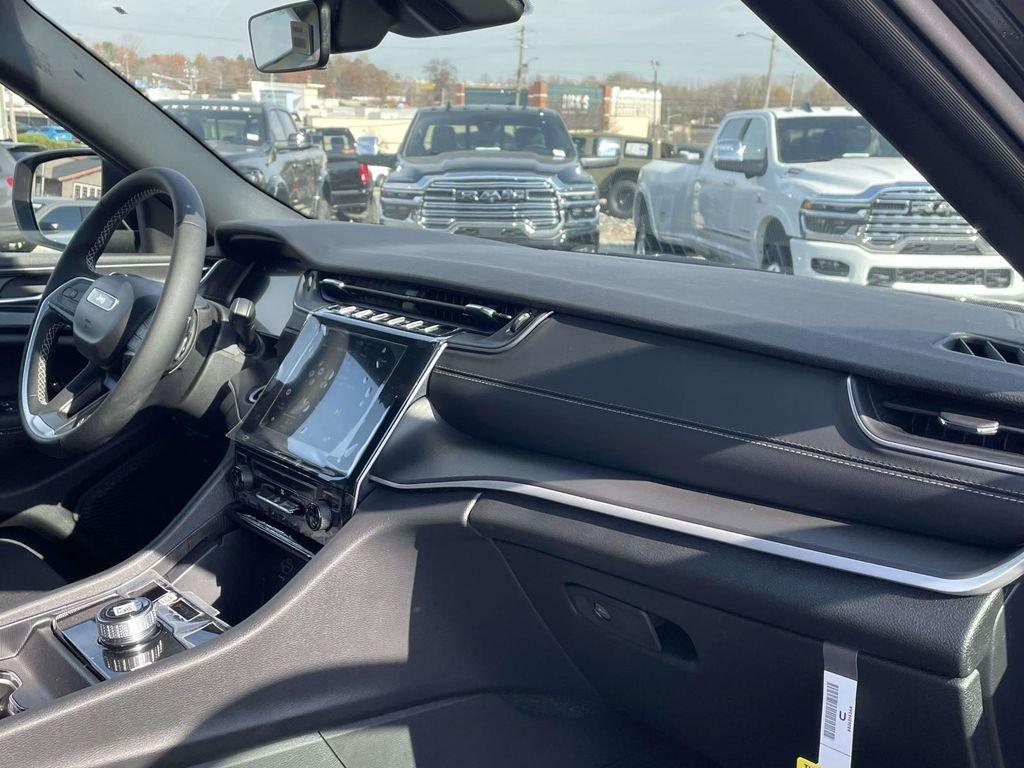 new 2025 Jeep Grand Cherokee car, priced at $34,500