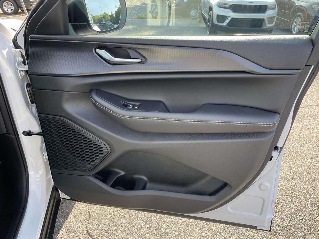 new 2025 Jeep Grand Cherokee car, priced at $35,995