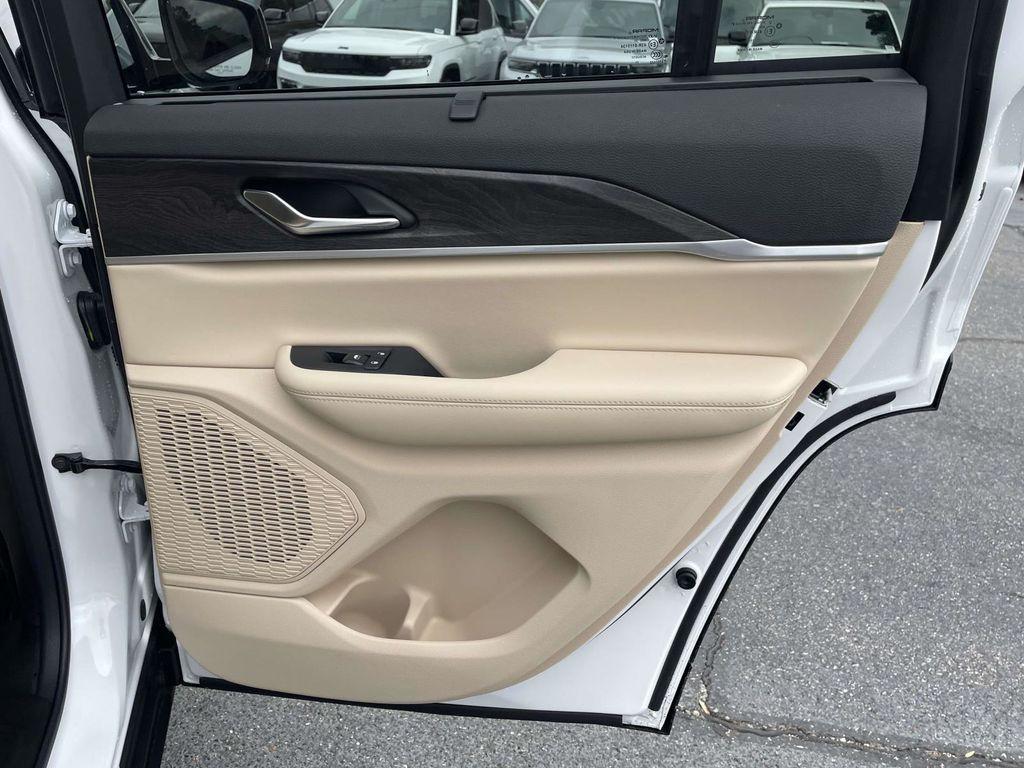 new 2025 Jeep Grand Cherokee car, priced at $44,500