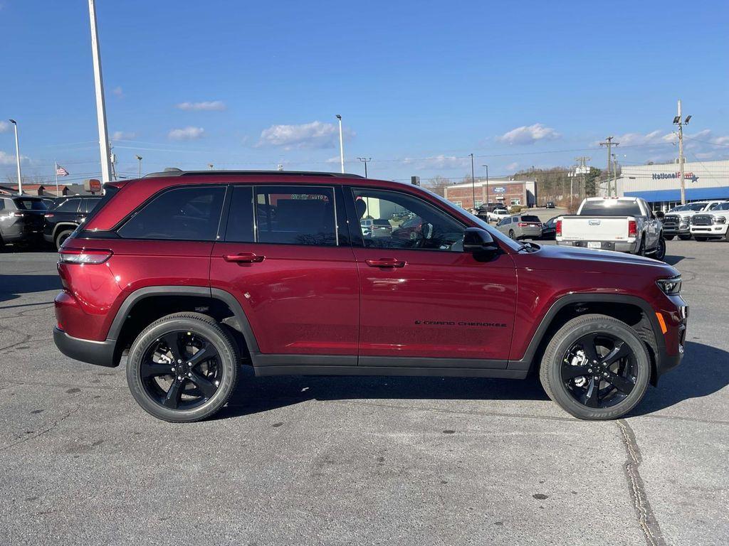 new 2025 Jeep Grand Cherokee car, priced at $38,725
