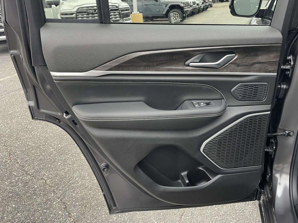 new 2026 Jeep Grand Cherokee car, priced at $56,165