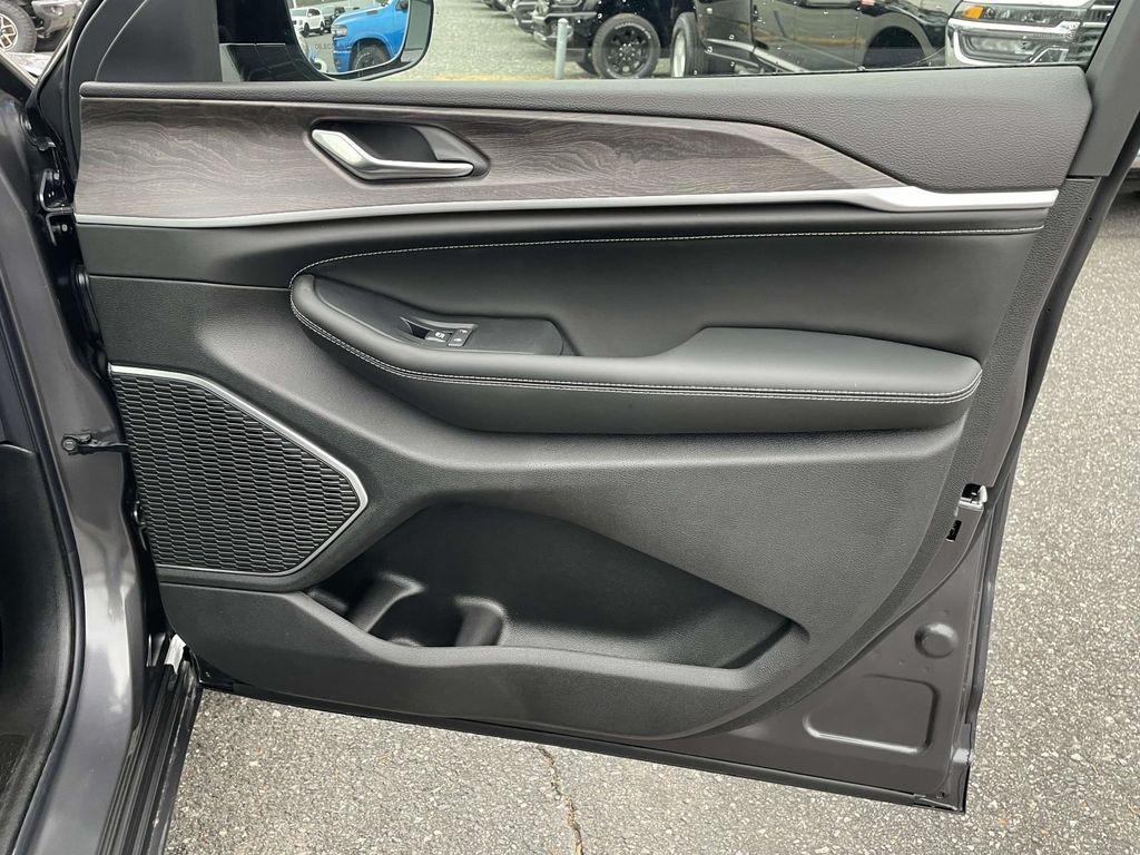 new 2026 Jeep Grand Cherokee car, priced at $56,165