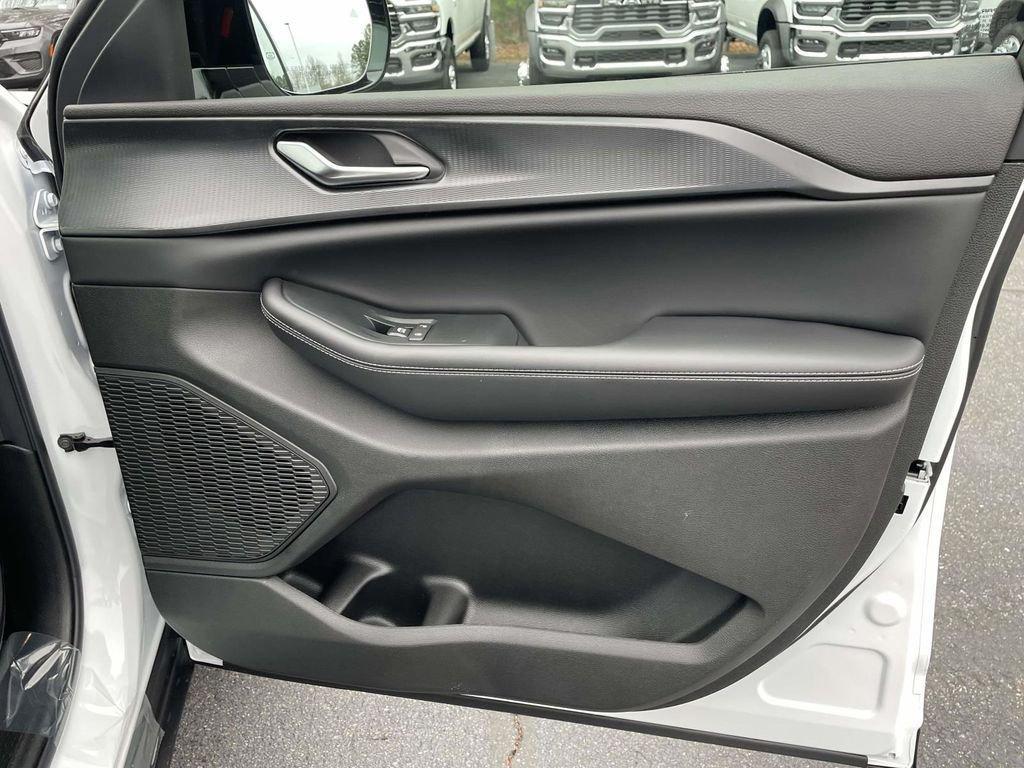 new 2025 Jeep Grand Cherokee car, priced at $37,130