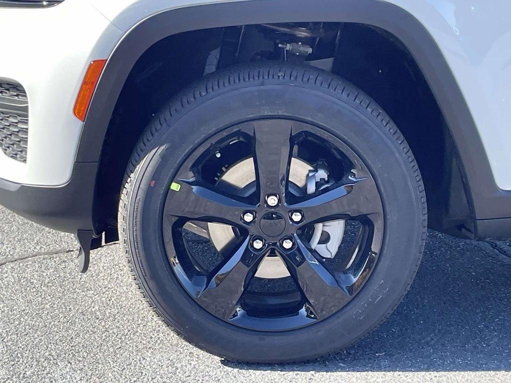 new 2025 Jeep Grand Cherokee car, priced at $36,000
