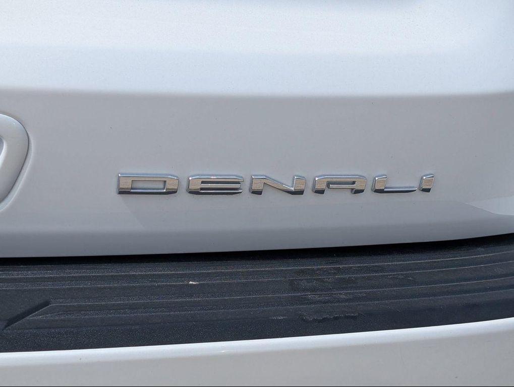 used 2022 GMC Yukon XL car, priced at $45,877