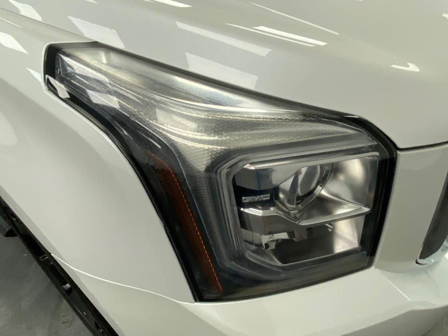 2017 Summit White GMC Yukon